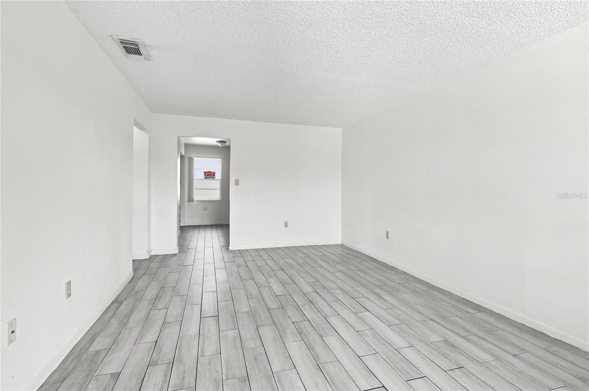 101 LAKE HUNTER DRIVE — photo 2 of 14