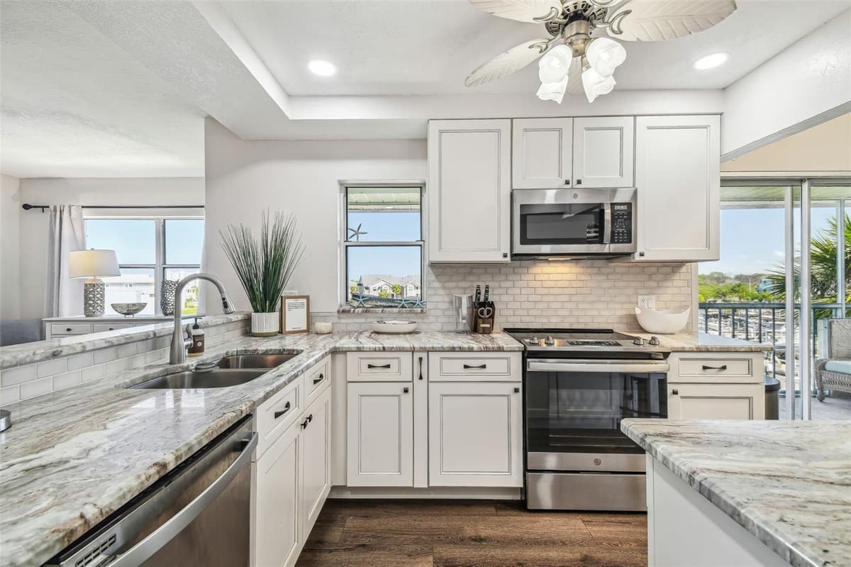 5537 SEA FOREST DRIVE — photo 12 of 47