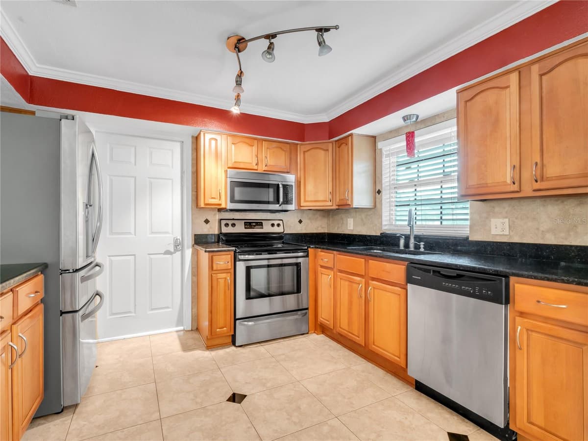 14331 APACHE AVENUE — photo 10 of 25