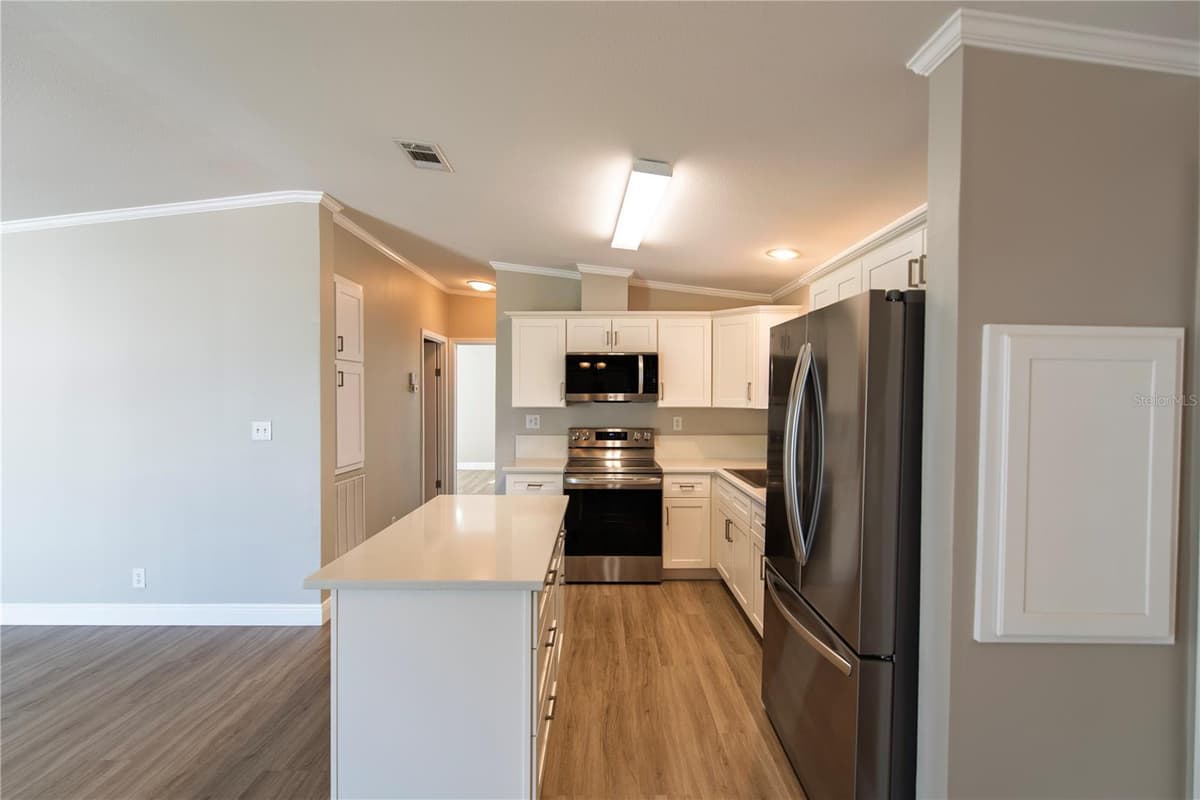 25 COPENHAGEN AVENUE — photo 5 of 29