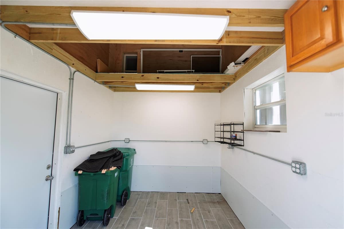 25 COPENHAGEN AVENUE — photo 16 of 29