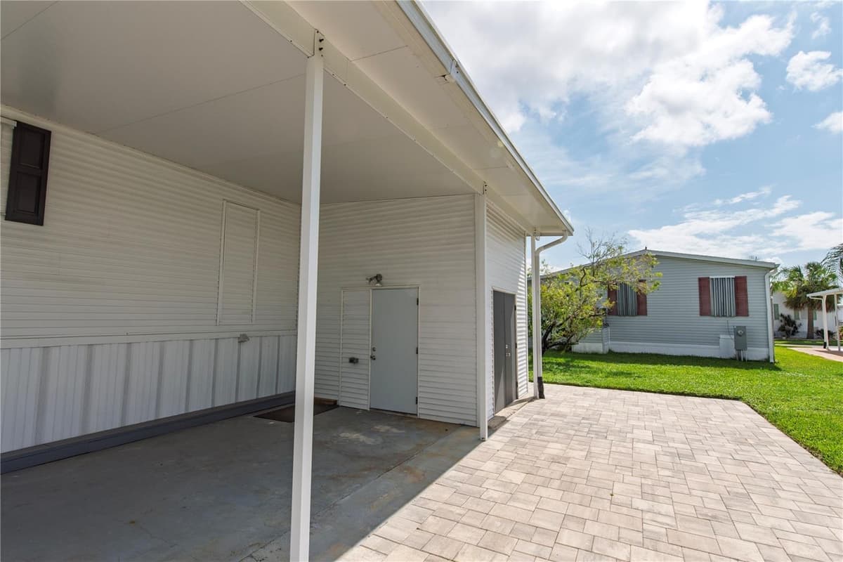 25 COPENHAGEN AVENUE — photo 14 of 29
