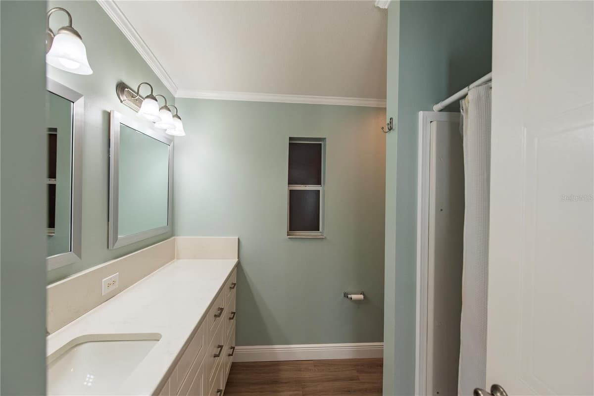 25 COPENHAGEN AVENUE — photo 10 of 29
