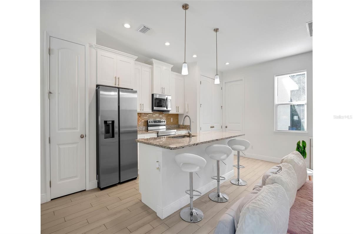 643 FLYNN STREET — photo 5 of 22