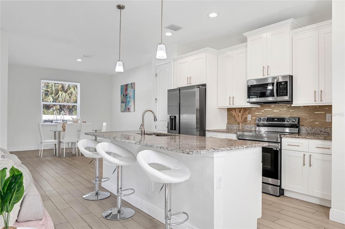 643 FLYNN STREET — photo 7 of 22