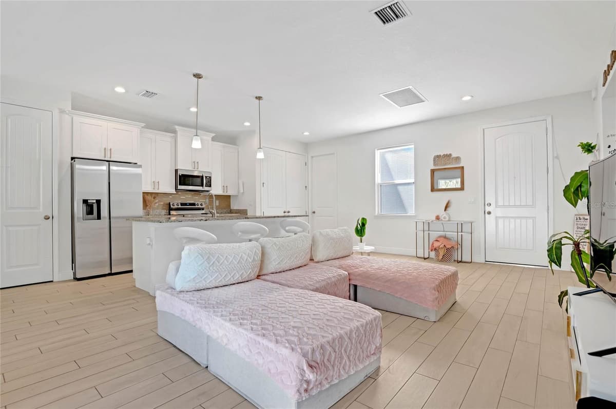 643 FLYNN STREET — photo 11 of 22