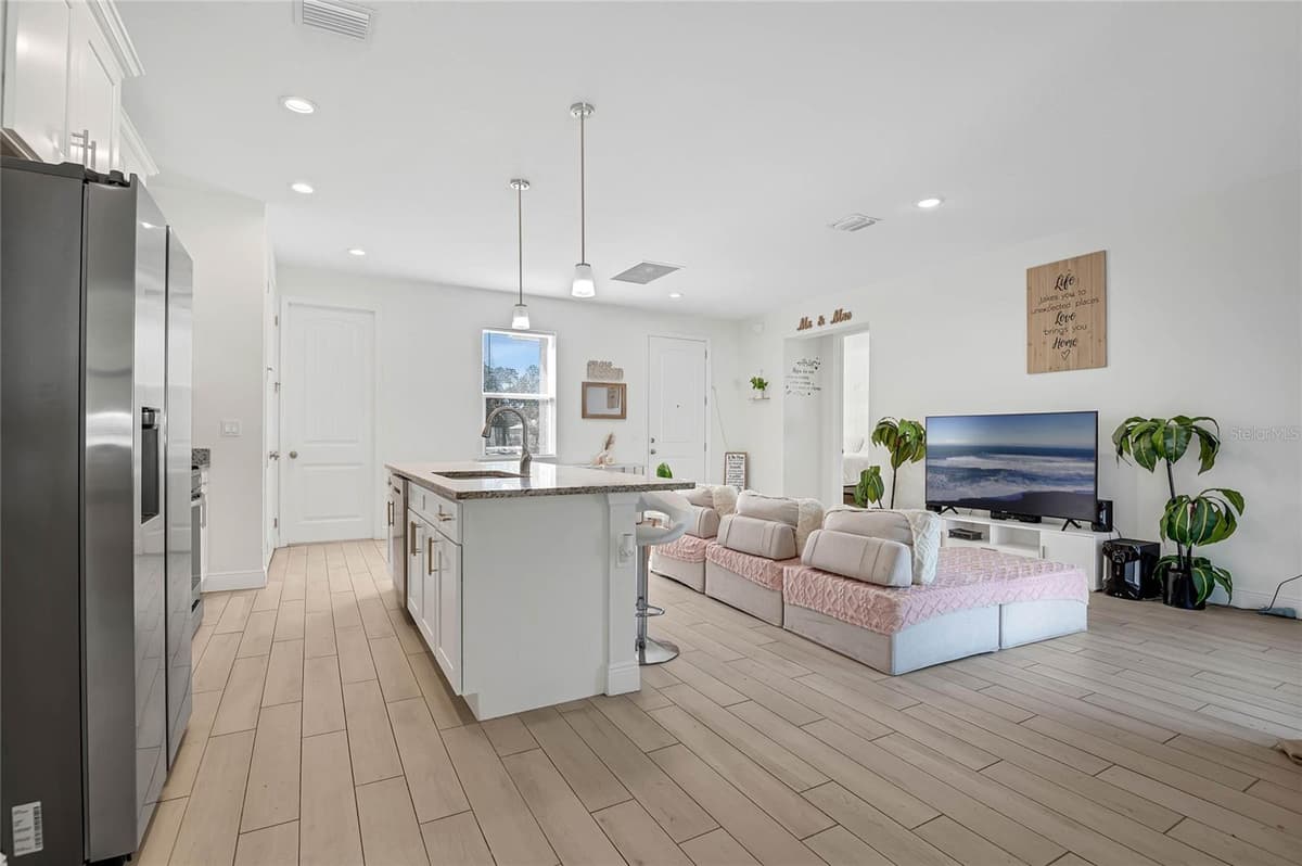 643 FLYNN STREET — photo 8 of 22