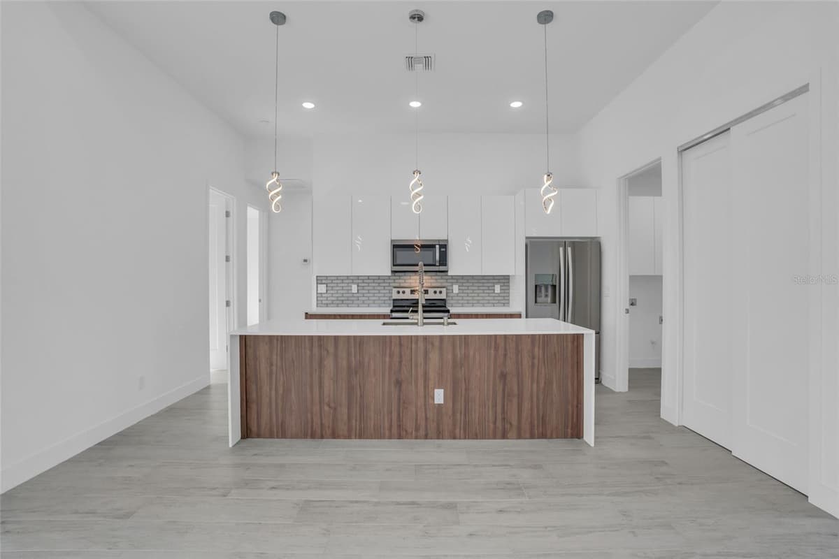 9108 SANTA LUCIA DRIVE — photo 9 of 39