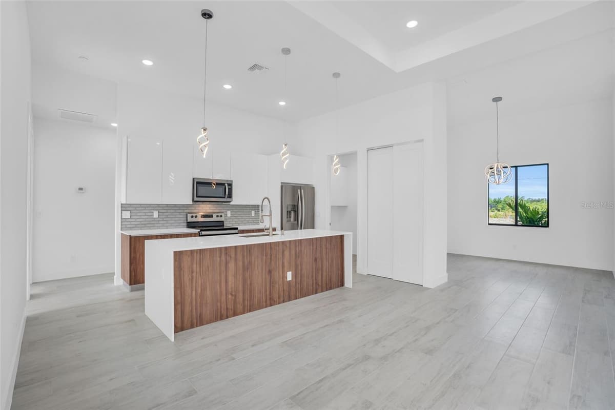 9108 SANTA LUCIA DRIVE — photo 7 of 39