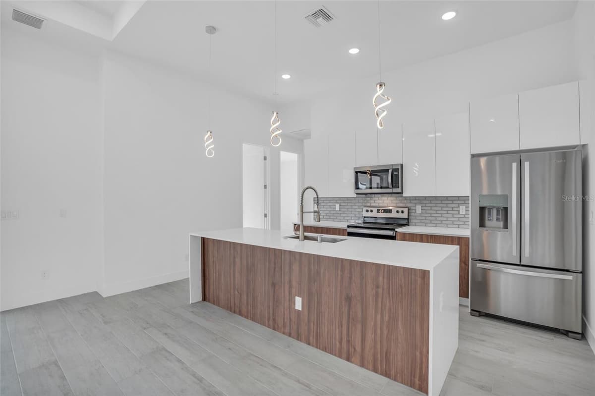 9108 SANTA LUCIA DRIVE — photo 10 of 39