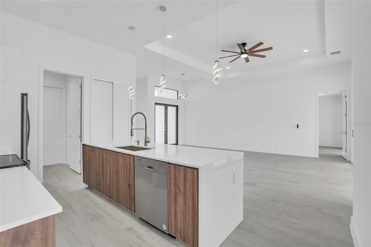 9108 SANTA LUCIA DRIVE — photo 12 of 39