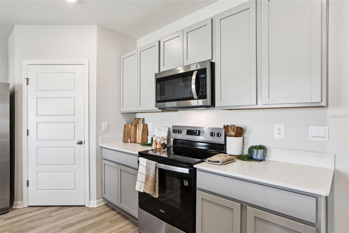 4262 LESTER DRIVE — photo 5 of 28