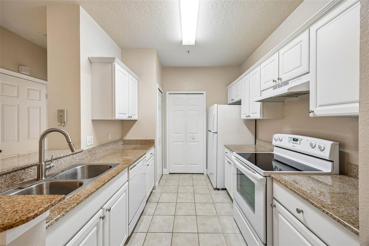405 SOUTHERN PECAN CIRCLE — photo 10 of 58