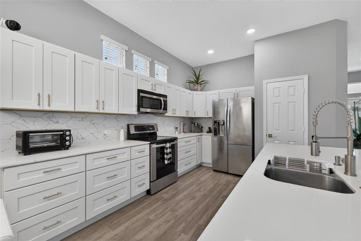 167 LONGVIEW AVENUE — photo 9 of 59