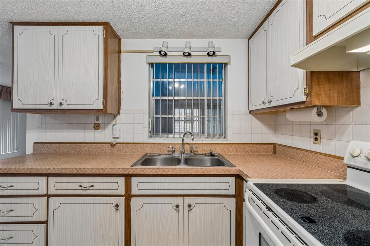 7520 BOUGENVILLE DRIVE — photo 12 of 26