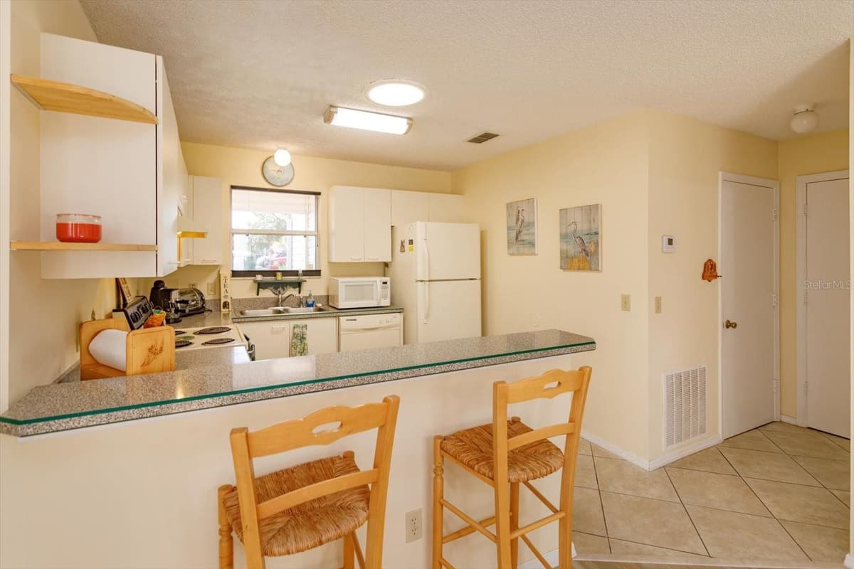 2133 ESCOBAR AVENUE — photo 9 of 30