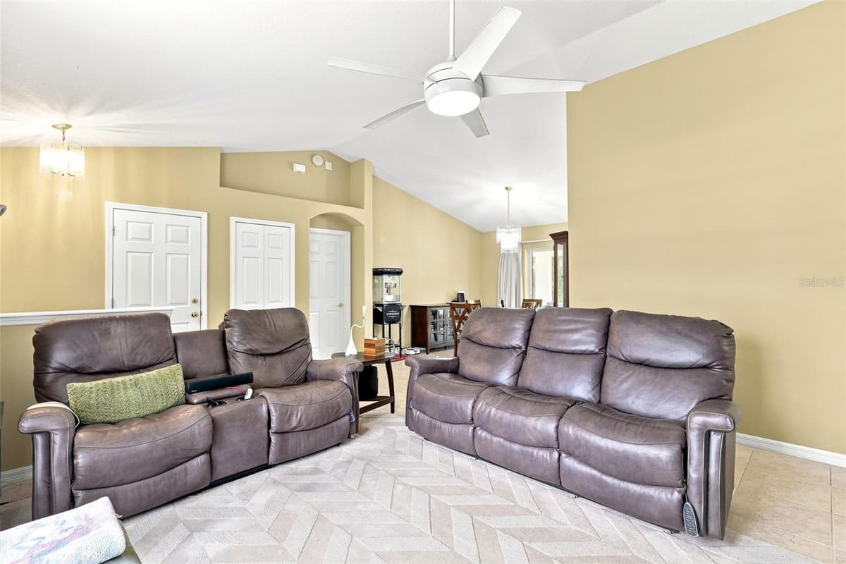 1845 EAST PARKWAY — photo 8 of 46