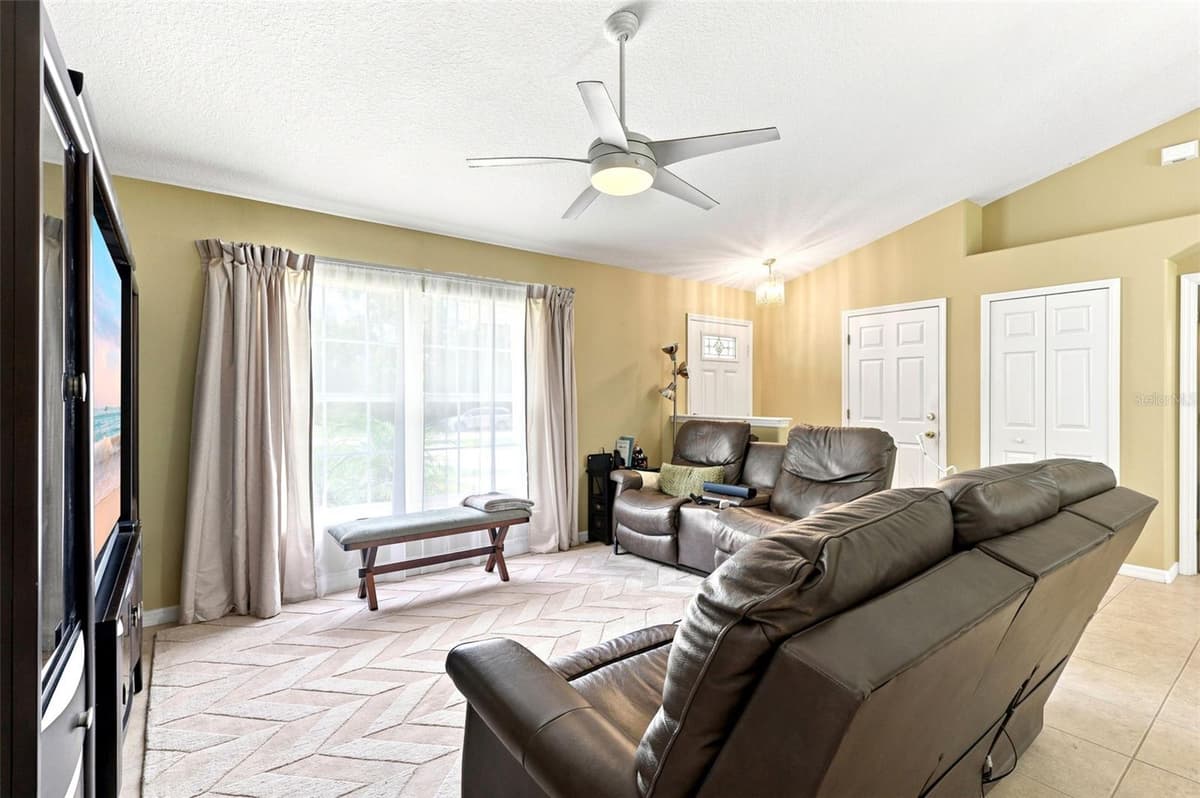 1845 EAST PARKWAY — photo 7 of 46