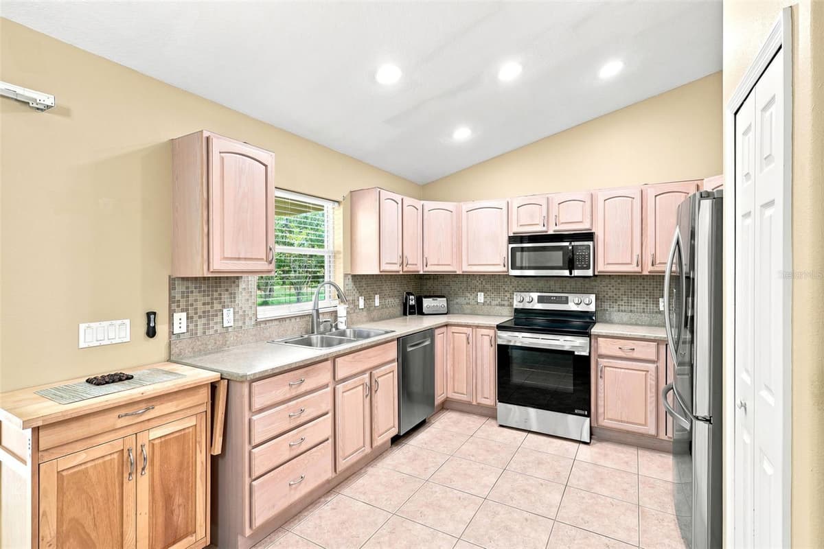 1845 EAST PARKWAY — photo 18 of 46