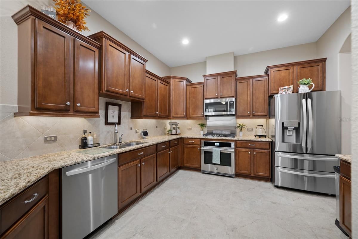 2923 DEVONOAK BOULEVARD — photo 11 of 56