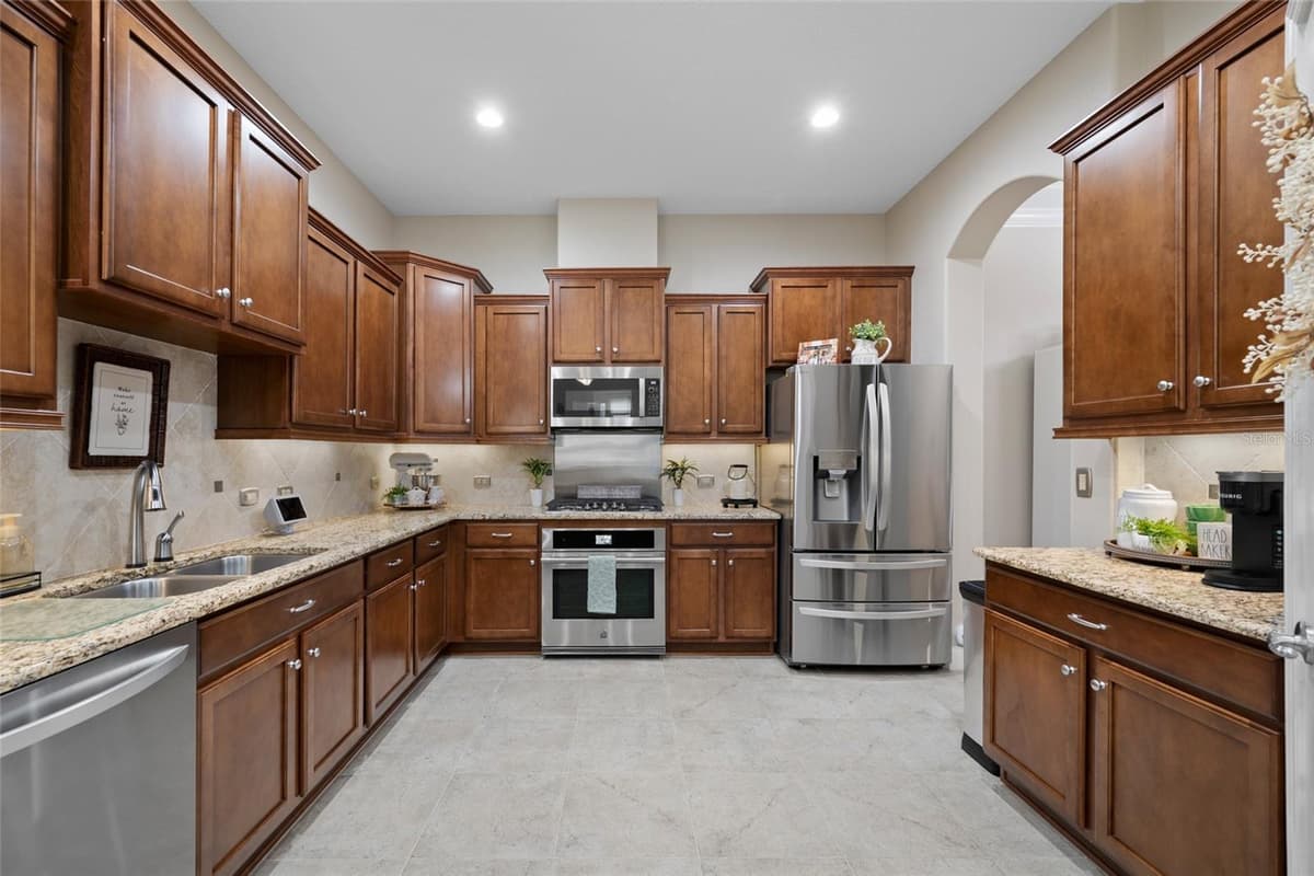 2923 DEVONOAK BOULEVARD — photo 13 of 56