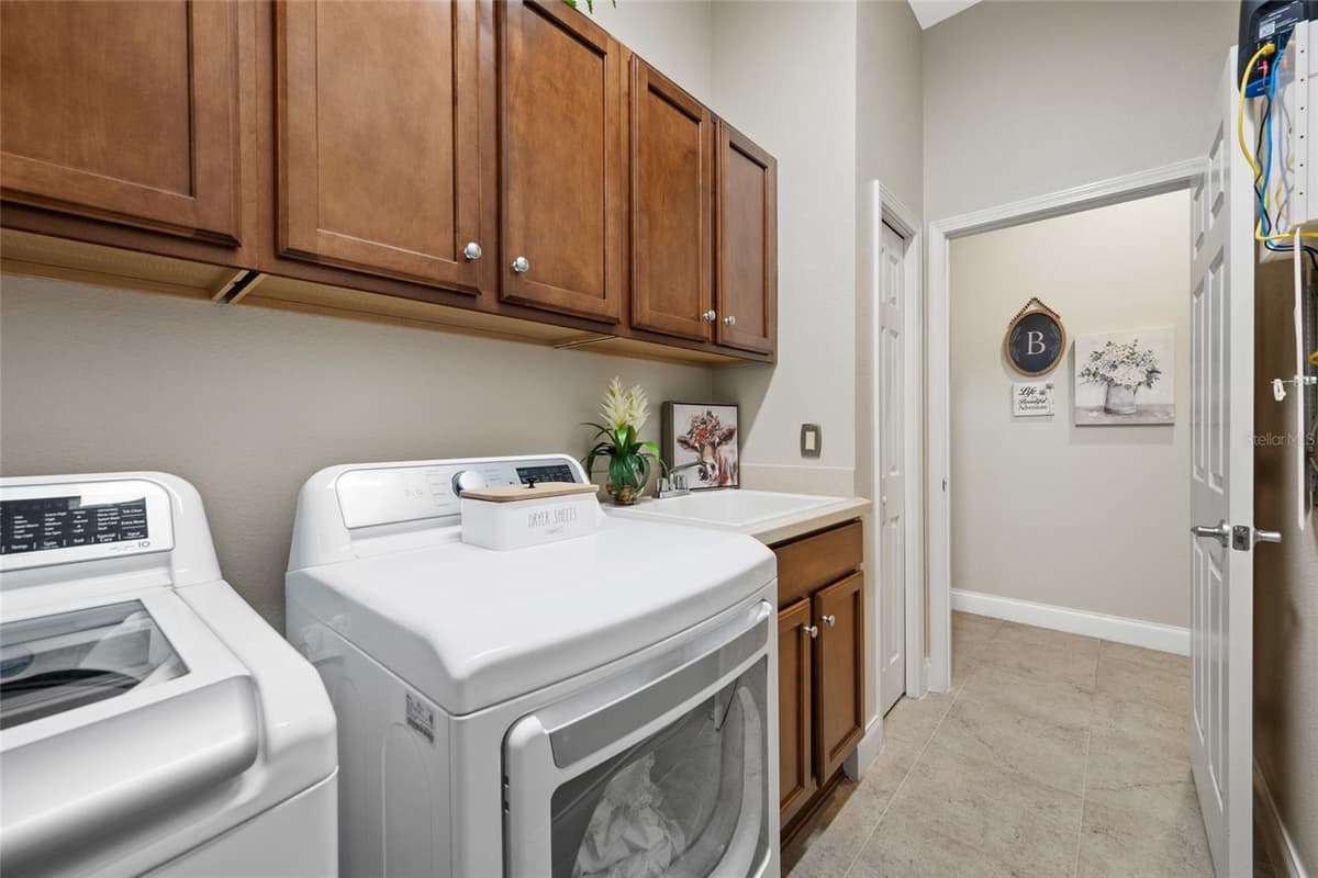2923 DEVONOAK BOULEVARD — photo 33 of 56