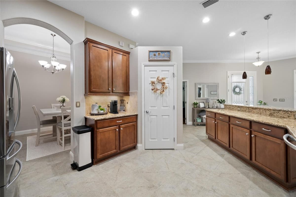 2923 DEVONOAK BOULEVARD — photo 17 of 56