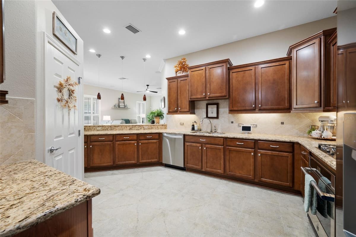 2923 DEVONOAK BOULEVARD — photo 15 of 56