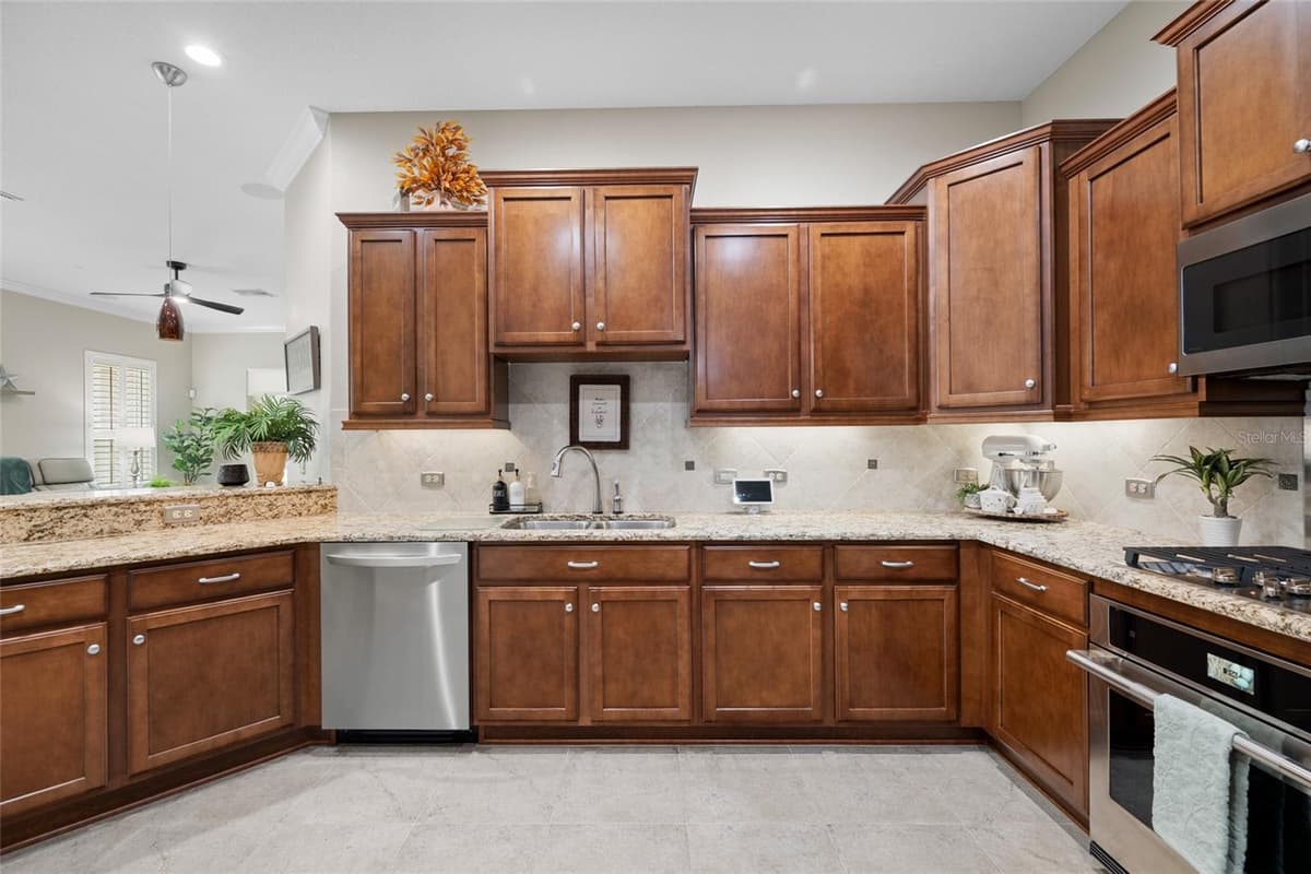 2923 DEVONOAK BOULEVARD — photo 14 of 56
