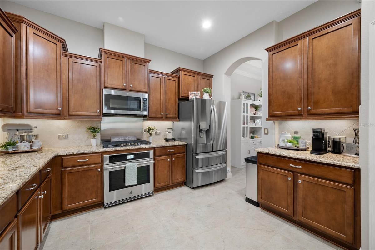 2923 DEVONOAK BOULEVARD — photo 12 of 56