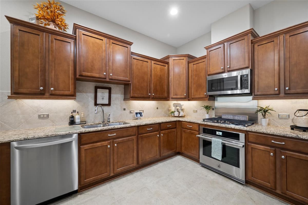 2923 DEVONOAK BOULEVARD — photo 16 of 56