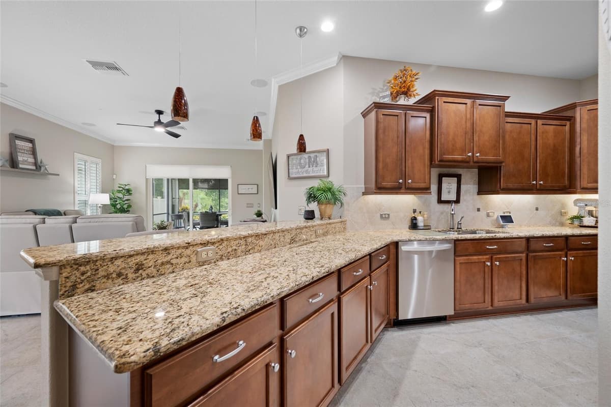 2923 DEVONOAK BOULEVARD — photo 10 of 56