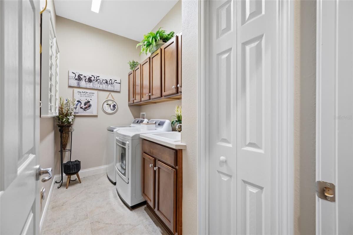 2923 DEVONOAK BOULEVARD — photo 32 of 56