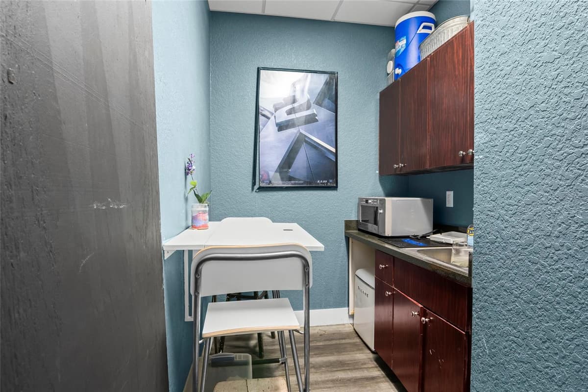 7901 KINGSPOINTE PARKWAY — photo 8 of 20