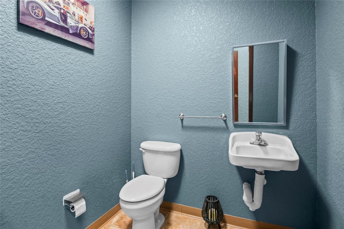 7901 KINGSPOINTE PARKWAY — photo 12 of 20