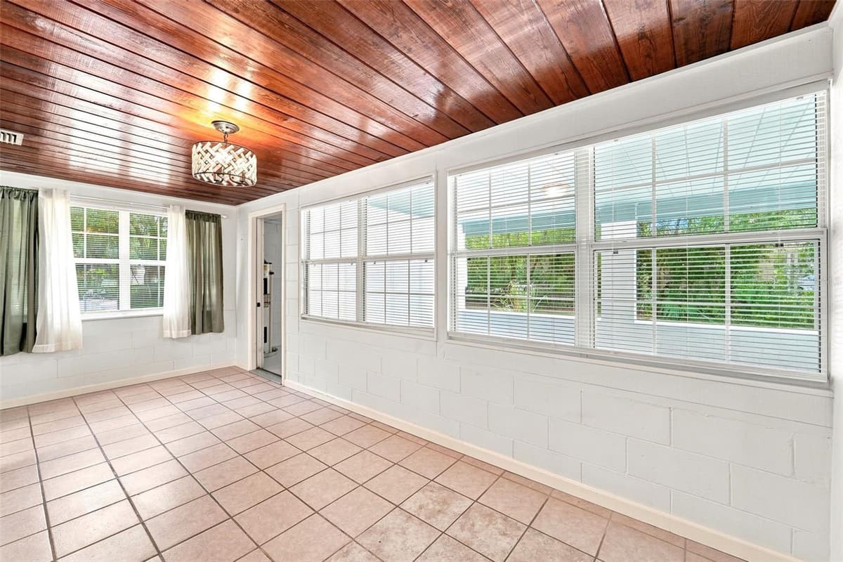 44 VOLUSIA DRIVE — photo 9 of 34