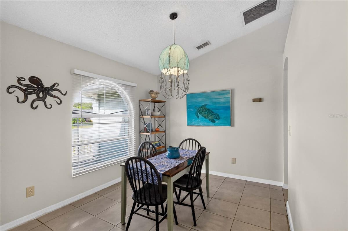 2562 TRAVIDA DRIVE — photo 8 of 50