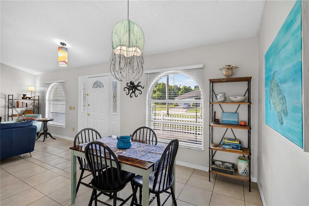 2562 TRAVIDA DRIVE — photo 9 of 50