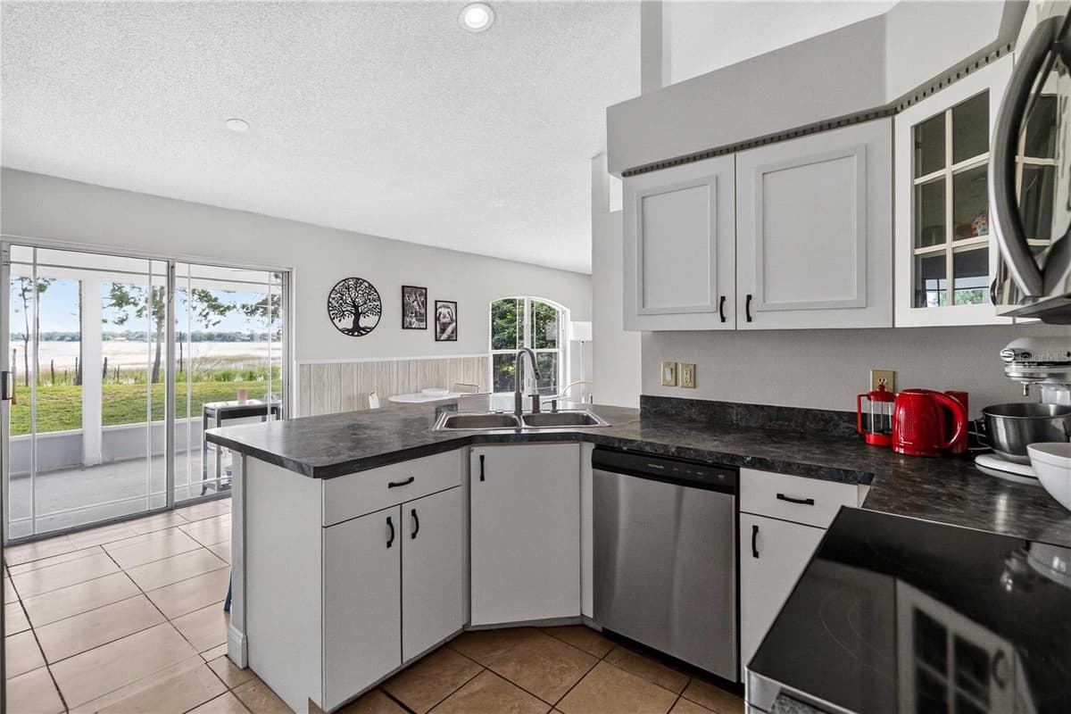2562 TRAVIDA DRIVE — photo 10 of 50