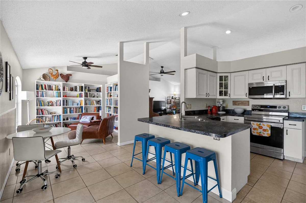 2562 TRAVIDA DRIVE — photo 13 of 50