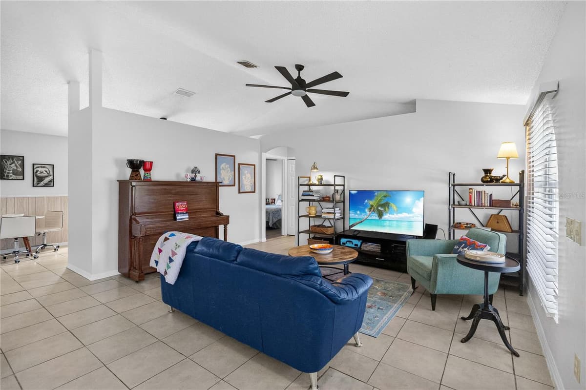 2562 TRAVIDA DRIVE — photo 5 of 50