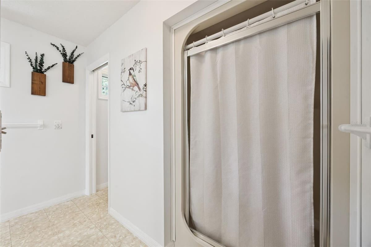 480 LAKE FOREST CIRCLE — photo 33 of 44