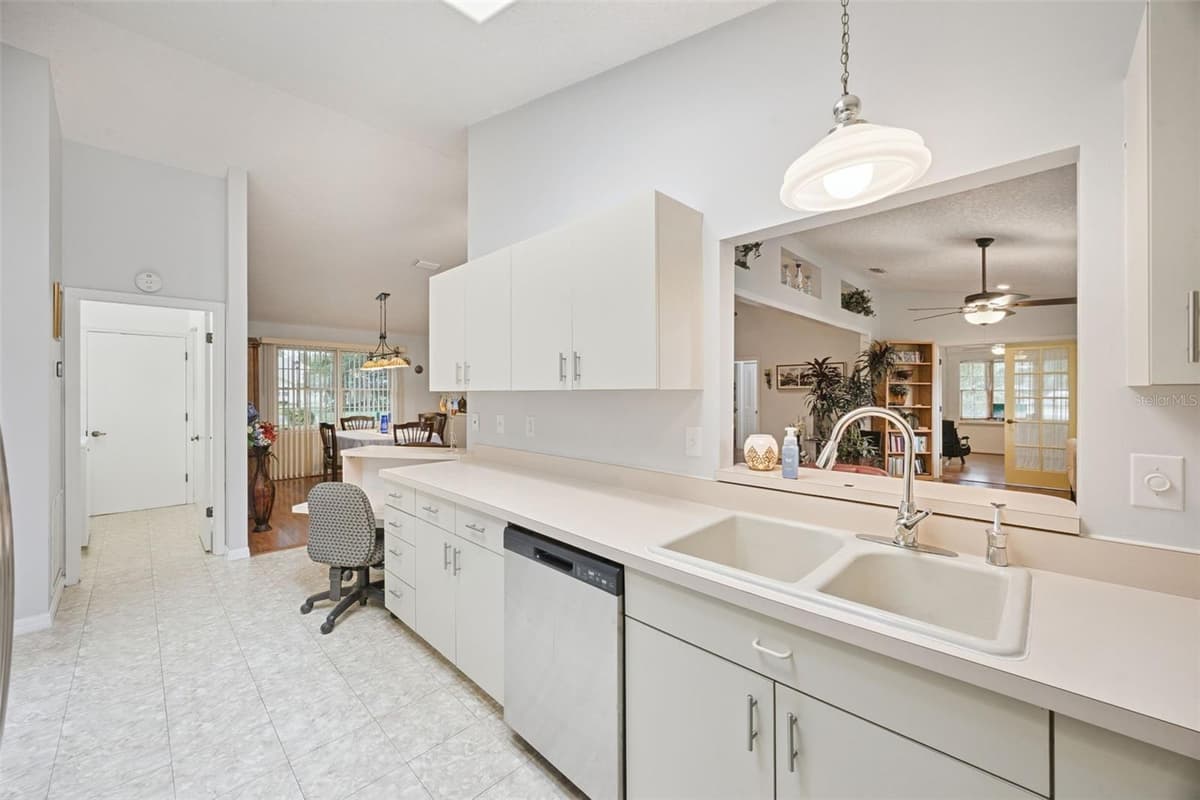 480 LAKE FOREST CIRCLE — photo 10 of 44
