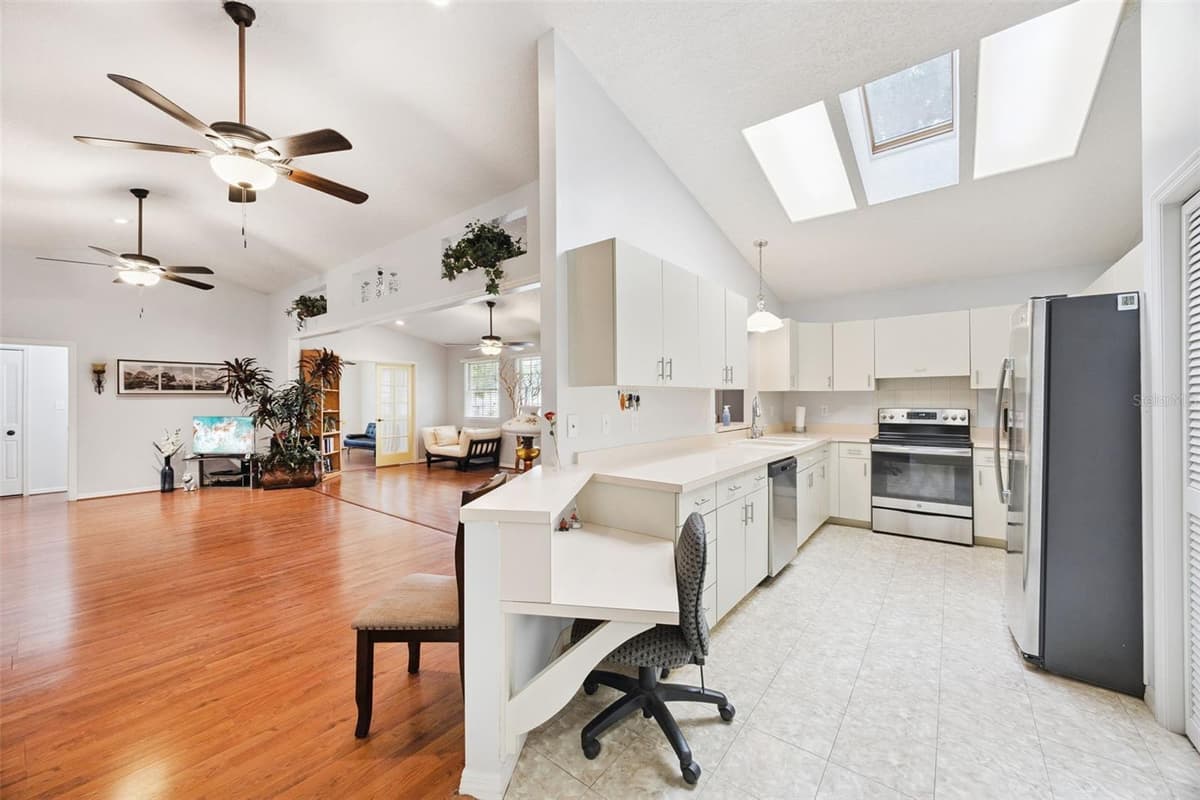 480 LAKE FOREST CIRCLE — photo 9 of 44