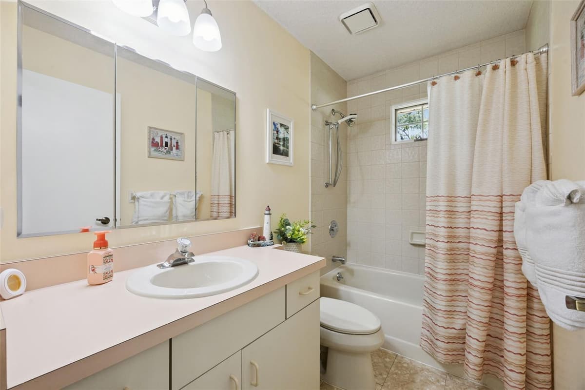 480 LAKE FOREST CIRCLE — photo 19 of 44