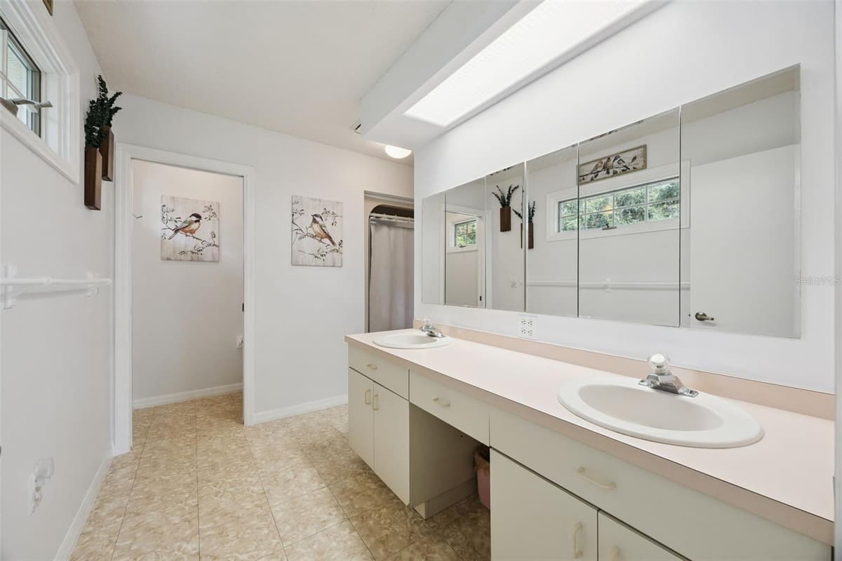 480 LAKE FOREST CIRCLE — photo 15 of 44