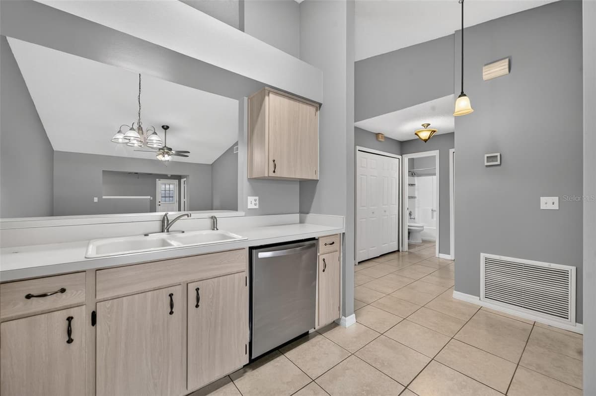117 SHADY OAK LANE — photo 10 of 21