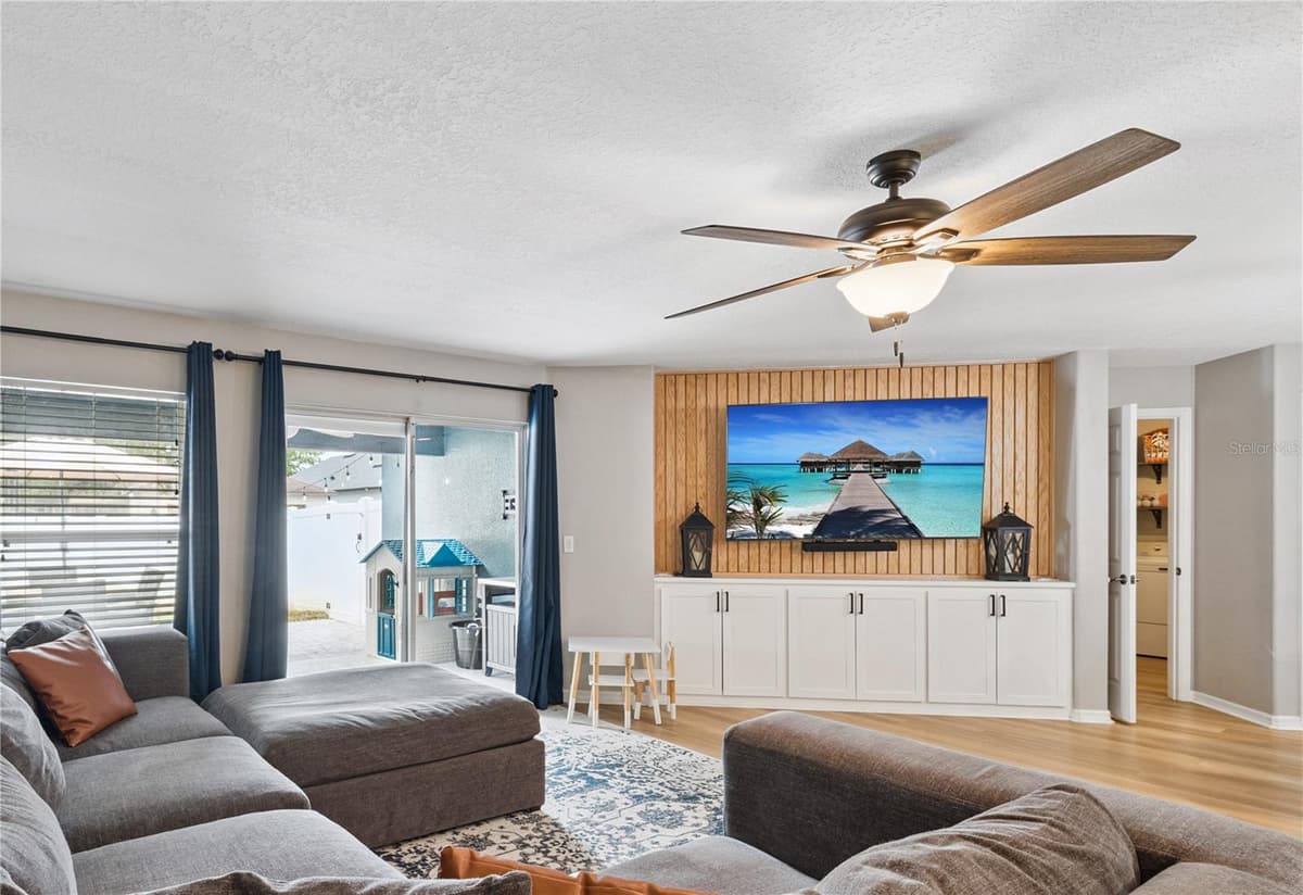 13736 PHOENIX DRIVE — photo 4 of 36