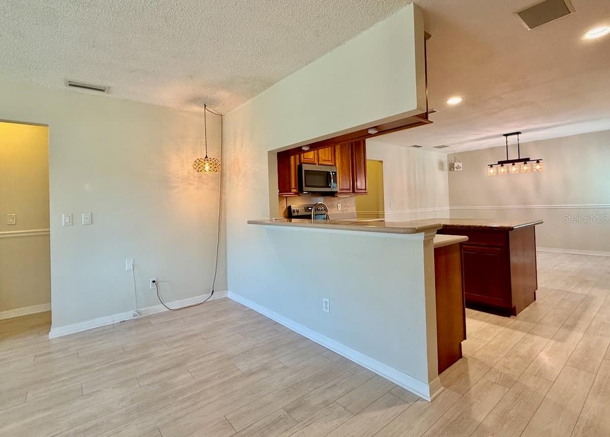 1583 REDWOOD AVENUE — photo 11 of 54