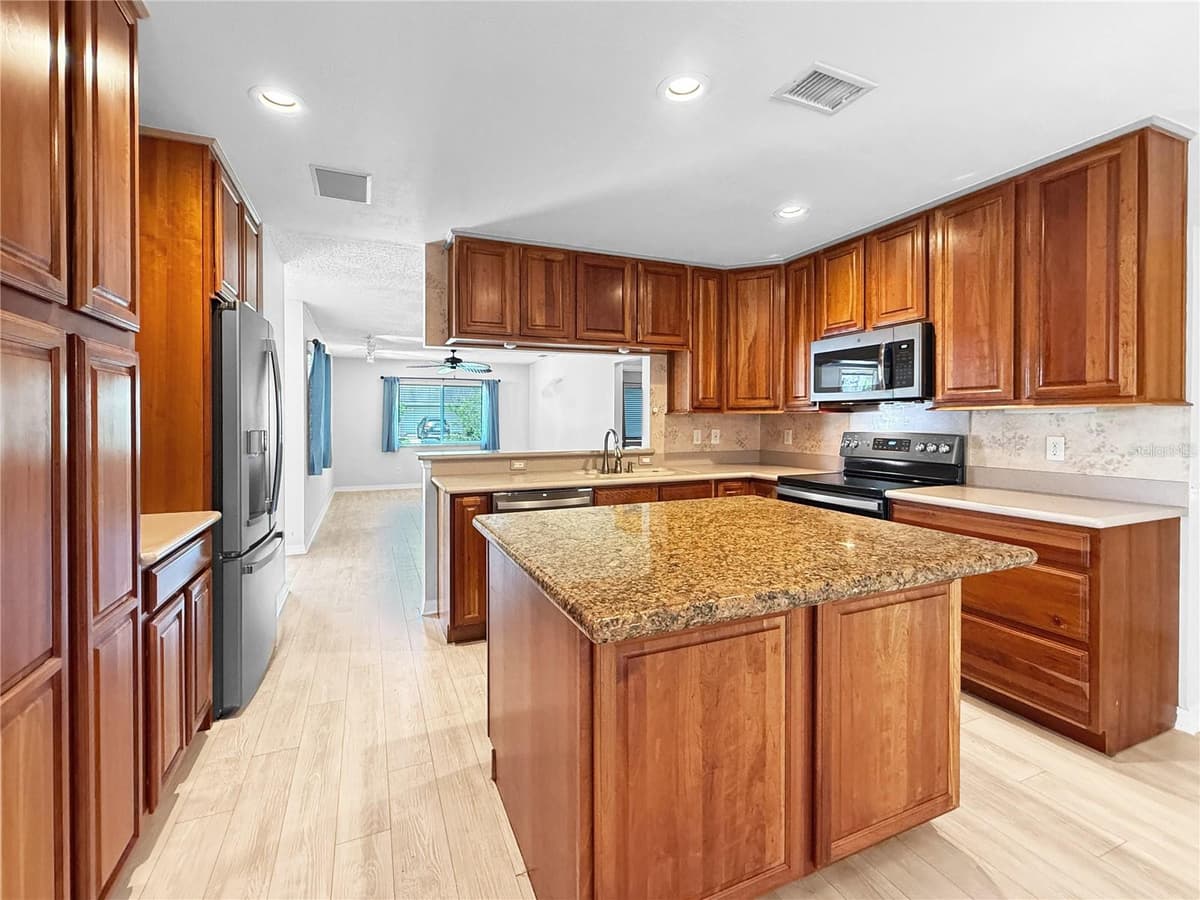 1583 REDWOOD AVENUE — photo 13 of 54